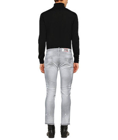 S74LB0988 852
  Dsquared
  Gris
  Jean
  Tissu principal: 98% Coton, 2% Elastanne
. Coupe : Cool Guy Cropped Jeans .. Coupe :