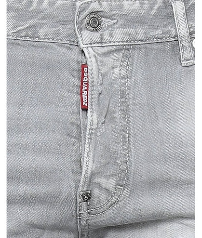 S74LB0988 852
  Dsquared
  Gris
  Jean
  Tissu principal: 98% Coton, 2% Elastanne
. Coupe : Cool Guy Cropped Jeans .. Coupe :