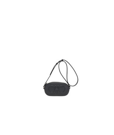 SAC 757928
  Salvatorre Ferragamo
  Noir
  Sacoche
  Tissu principal: 100% Cuir
. Coupe : Regular .. Coupe :