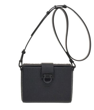 SAC 748341
  Salvatorre Ferragamo .
Couleur : Noir .
Type : Sacoche .
Composition :Tissu principal: 100% Cuir .
Coupe : Regular 