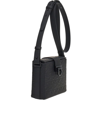 SAC 748341
  Salvatorre Ferragamo .
Couleur : Noir .
Type : Sacoche .
Composition :Tissu principal: 100% Cuir .
Coupe : Regular 