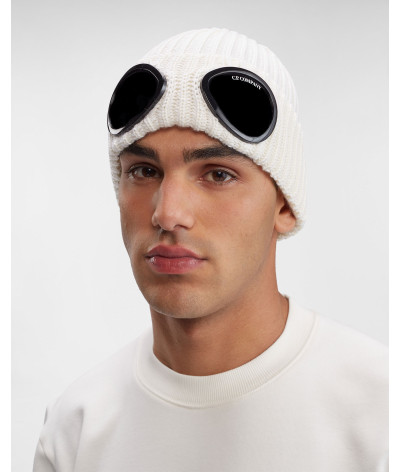 15CMAC122A 005509A 103
  C.P. Company
  Blanc
  Bonnet
 Tissu principal: 100% Cotton
. Coupe : Regular .. Coupe :