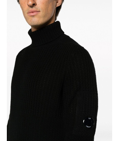 15CMKN237A 006595A 999
  C.P. Company
  Noir
  Pull
 Tissu principal: 55% Laine Vierge, 45% Polyester
. Coupe : Regular .. Coupe