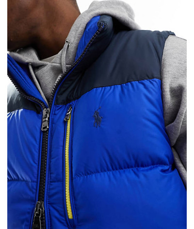 710914238002
  Ralph Lauren
  Bleu
  Veste sans manches
 Tissu principal: 100% Polyester
. Coupe : Regular .. Coupe :