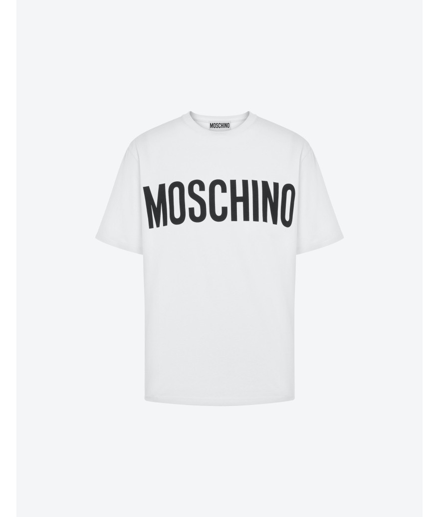 ZZA0701 0241 1001
  Moschino
   Blanc
  T-Shirt
 Tissu principal: 100% Cotton
. Coupe : Regular .. Coupe :