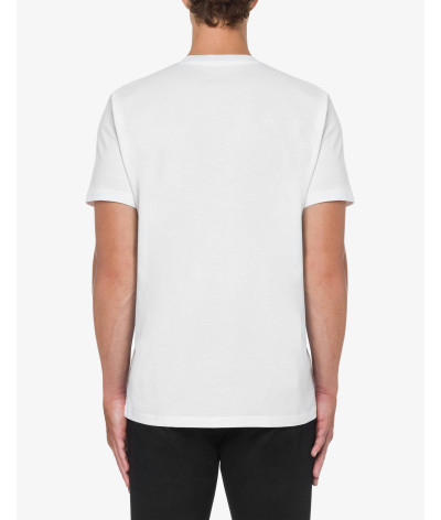 ZZA0701 0241 1001
  Moschino
   Blanc
  T-Shirt
 Tissu principal: 100% Cotton
. Coupe : Regular .. Coupe :