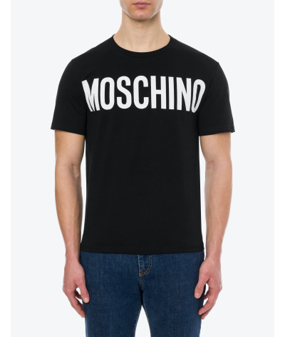 ZZA0701 0241 1555
  Moschino
  Noir
  T-Shirt
 Tissu principal: 100% Cotton
. Coupe : Regular .. Coupe :