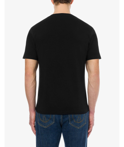 ZZA0701 0241 1555
  Moschino
  Noir
  T-Shirt
 Tissu principal: 100% Cotton
. Coupe : Regular .. Coupe :
