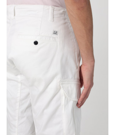 16CMBE116A-005694G 103
  C.P. Company 
  Blanc
  Short
 Tissu principal: 98% Cotton, 2% Elastanne
. Coupe : Regular .           