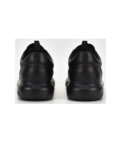 855012-541470-990
  Karl Lagerfeld
  Noir
  Sneakers
  Tissu principal: 100% Cuir
. Coupe : Regular .                . Coupe :