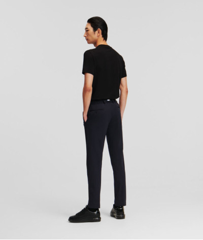 255056-542027-690
 Karl Lagerfeld
  Marine
  Pantalon
   Tissu principal: 86 % polyamide, 14 % élasthanne
. Coupe : Regular .   