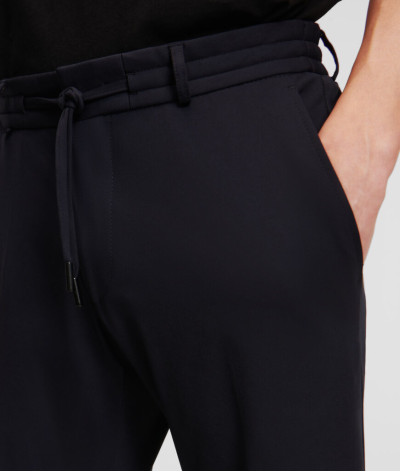 255056-542027-690
 Karl Lagerfeld
  Marine
  Pantalon
   Tissu principal: 86 % polyamide, 14 % élasthanne
. Coupe : Regular .   