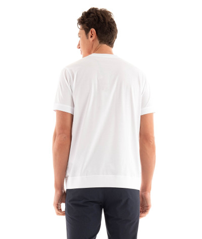 755001-542200-10
 Karl Lagerfeld
  Blanc
  T-Shirt
   Tissu principal: 100% coton
. Coupe : Regular .                . Coupe :