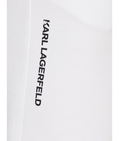 705032-542900-10
 Karl Lagerfeld
  Blanc
  Short
   Tissu principal: 87% coton, 13% polyester
. Coupe : Regular .               