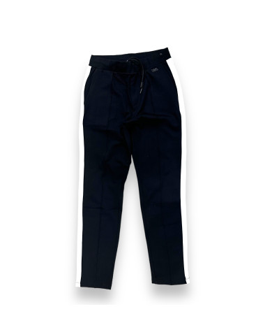 705024-542904-990
  Karl Lagerfeld
  Noir
  Pantalon
  Tissu principal: 97% Polyamide, 3% élasthanne
. Coupe : droite/regular . 