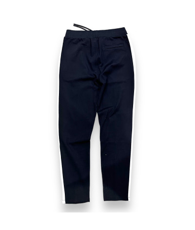 705024-542904-990
  Karl Lagerfeld
  Noir
  Pantalon
  Tissu principal: 97% Polyamide, 3% élasthanne
. Coupe : droite/regular . 