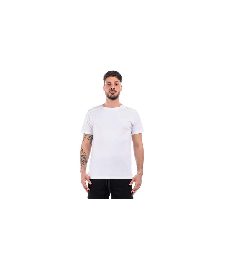 V3A0707-9407-00001
  Moschino
  Blanc
  T-Shirt
   Tissu principal: 100% Cotton
. Coupe : Regular .                . Coupe :