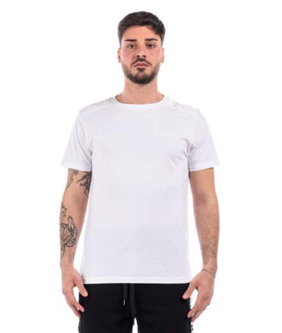 V3A0707-9407-00001
  Moschino
  Blanc
  T-Shirt
   Tissu principal: 100% Cotton
. Coupe : Regular .                . Coupe :