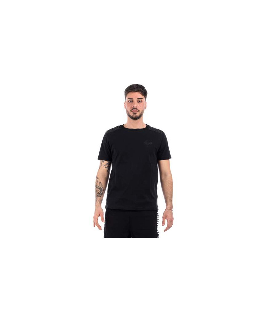 V3A0707-9407-0555
  Moschino
  Noir
  T-Shirt
   Tissu principal: 100% Cotton
. Coupe : Regular .                . Coupe :