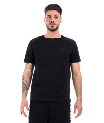 V3A0707-9407-0555
  Moschino
  Noir
  T-Shirt
   Tissu principal: 100% Cotton
. Coupe : Regular .                . Coupe :