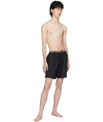 V3A4245-9301-0555
  Moschino
  Noir
  Short de Bain
   Tissu principal: 100% Polyester
. Coupe : Regular .                . Coup