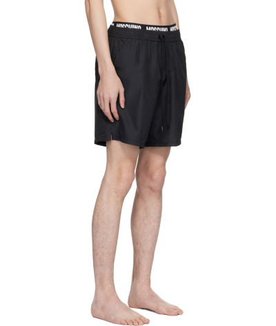 V3A4245-9301-0555
  Moschino
  Noir
  Short de Bain
   Tissu principal: 100% Polyester
. Coupe : Regular .                . Coup