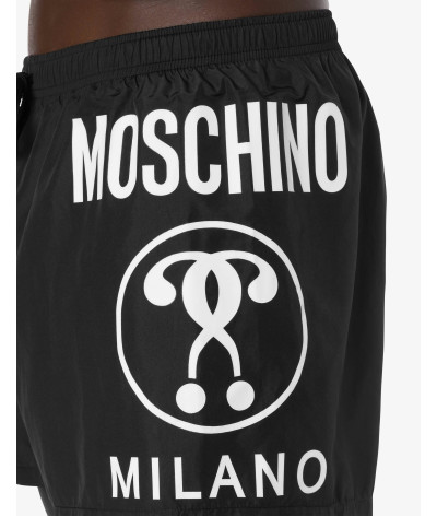 V3A4287-9301-0555
  Moschino
  Noir
  Short de Bain
   Tissu principal: 100% Polyester
. Coupe : Regular .                . Coup