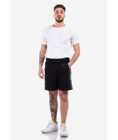 V3A6703-9410-0555
  Moschino
  Noir
  Short
   Tissu principal: 100% Cotton
. Coupe : Regular .                . Coupe :