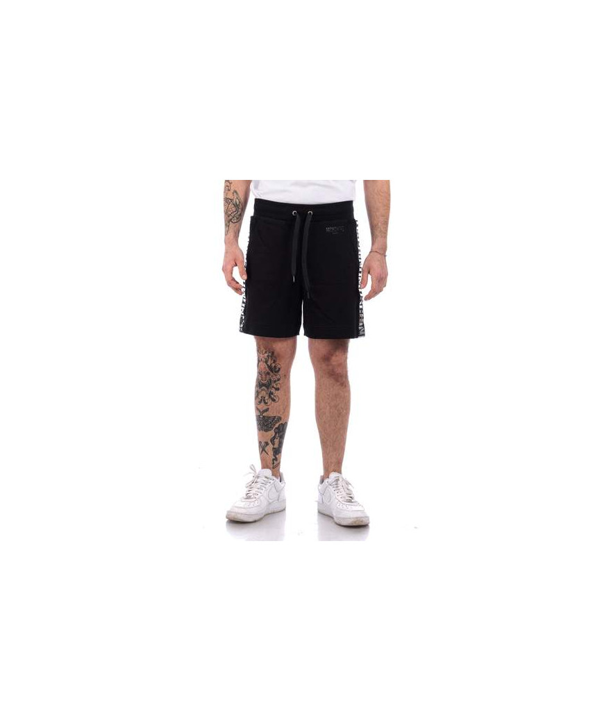 V3A6703-9410-0555
  Moschino
  Noir
  Short
   Tissu principal: 100% Cotton
. Coupe : Regular .                . Coupe :