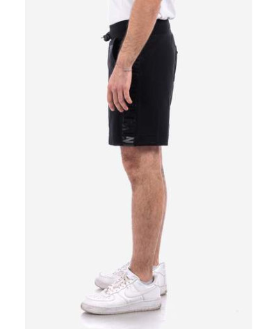 V3A6703-9410-0555
  Moschino
  Noir
  Short
   Tissu principal: 100% Cotton
. Coupe : Regular .                . Coupe :