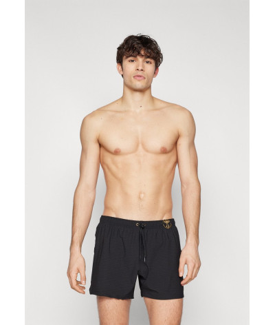 VA4247-9306-0555
  Moschino
  Noir
  Short de Bain
   Tissu principal: 89% polyester, 11% élasthanne
. Coupe : Regular .        