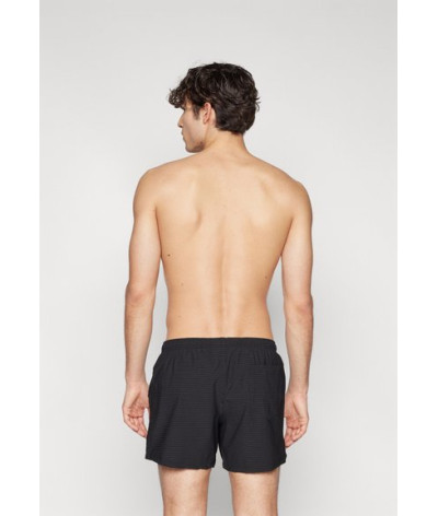 VA4247-9306-0555
  Moschino
  Noir
  Short de Bain
   Tissu principal: 89% polyester, 11% élasthanne
. Coupe : Regular .        