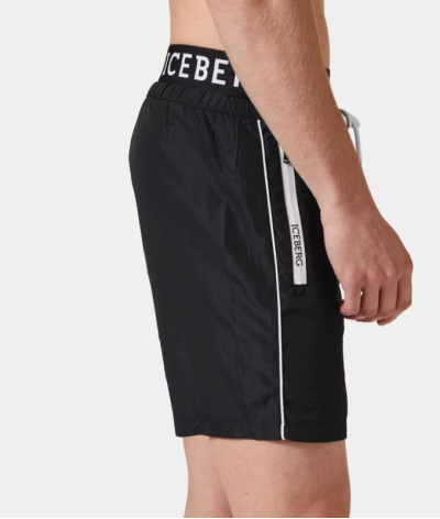 ICE4MBM07-BLACK
  Iceberg
  Noir
  Short
   Tissu principal: 100% Polyester
. Coupe : Regular .                . Coupe :