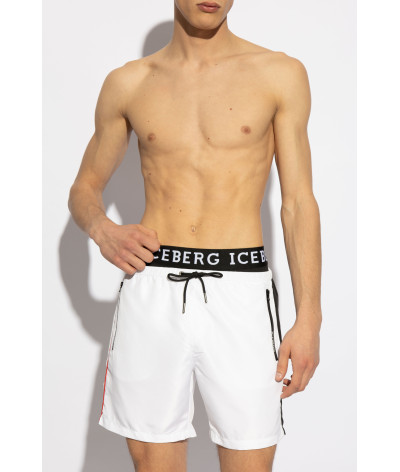 ICE4MBM07-WHITE
  Iceberg
  Blanc
  Short
   Tissu principal: 100% Polyester
. Coupe : Regular .                . Coupe :