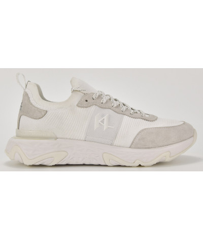 855031-533478-10
  Karl Lagerfeld
  Blanc
  Sneakers
  Tissu principal: 70% Polyester, 30% LED
. Coupe : Regular .
<p class="p1"