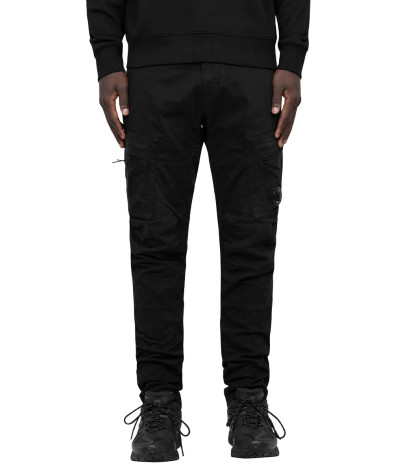 17CMPA121A-005529G-999
  C.P. Company
   Noir
  Pantalon Cargo
 Tissu principal: 100% Cotton
. Coupe : regular                . 