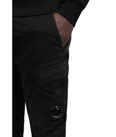 17CMPA121A-005529G-999
  C.P. Company
   Noir
  Pantalon Cargo
 Tissu principal: 100% Cotton
. Coupe : regular                . 