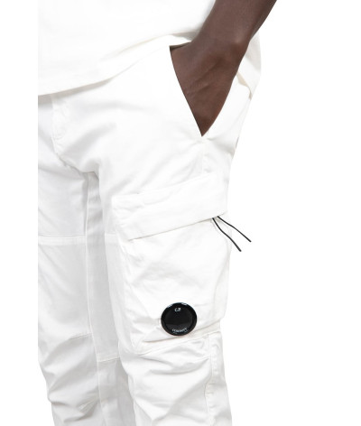 17CMPA121A-005529G-103
  C.P. Company
   Blanc
  Pantalon Cargo
 Tissu principal: 100% Cotton
. Coupe : regular                .