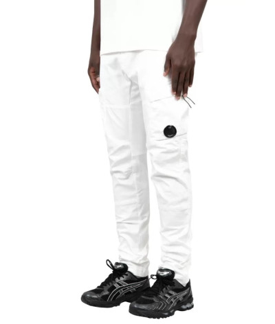 17CMPA121A-005529G-103
  C.P. Company
   Blanc
  Pantalon Cargo
 Tissu principal: 100% Cotton
. Coupe : regular                .