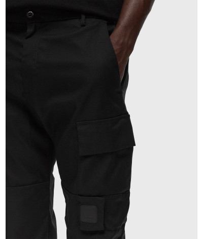 17CLPA041A-110165A-999
  C.P. Company
   Noir
  Pantalon
 Tissu principal: 100% Polyester
. Coupe : regular                . Cou