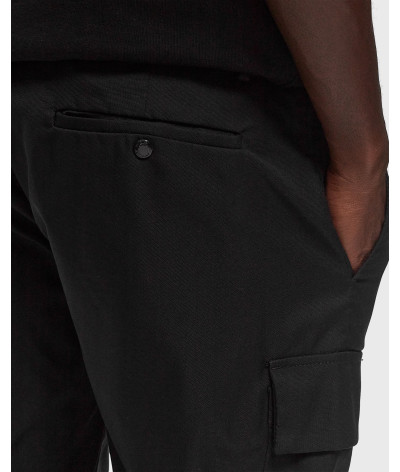 17CLPA041A-110165A-999
  C.P. Company
   Noir
  Pantalon
 Tissu principal: 100% Polyester
. Coupe : regular                . Cou