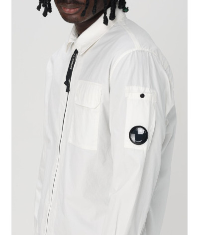 17CMOS124A-110143G-103
  C.P. Company
   Blanc
  Veste
 Tissu principal: 100% Cotton
. Coupe : regular                . Coupe :