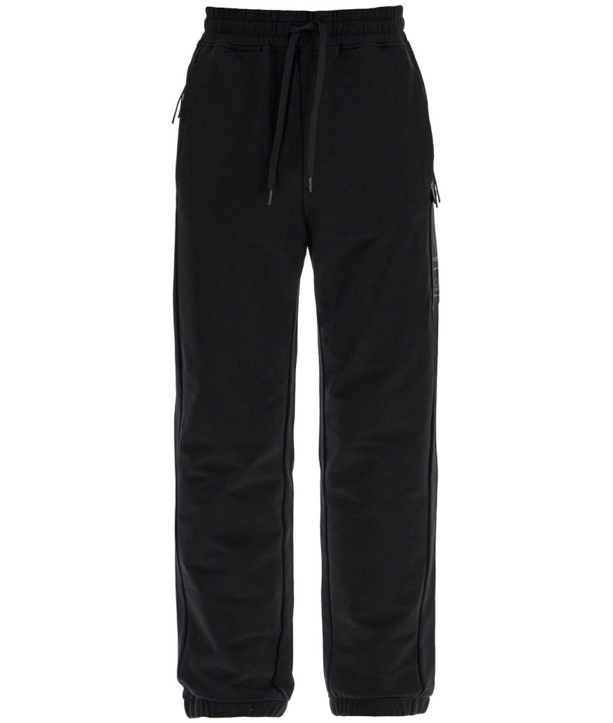 17CLSP031A-006452M-999
  C.P. Company
   Noir
  Pantalon
 Tissu principal: 95% Polyester, 5% Elastanne
. Coupe : regular        