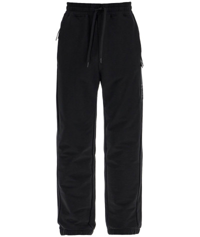 17CLSP031A-006452M-999
  C.P. Company
   Noir
  Pantalon
 Tissu principal: 95% Polyester, 5% Elastanne
. Coupe : regular        