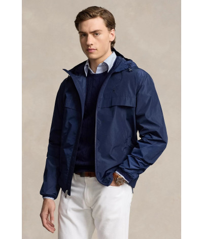 710940773001
  Ralph Lauren
   Marine
  Jogging
  Tissu principal: 66% Polyester, 34% Polyester recyclé
. Coupe : regular       