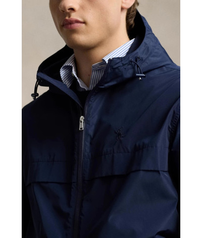 710940773001
  Ralph Lauren
   Marine
  Jogging
  Tissu principal: 66% Polyester, 34% Polyester recyclé
. Coupe : regular       