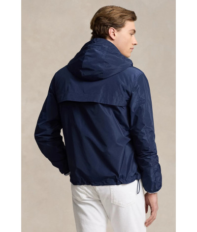 710940773001
  Ralph Lauren
   Marine
  Jogging
  Tissu principal: 66% Polyester, 34% Polyester recyclé
. Coupe : regular       