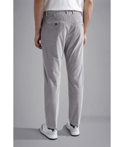 14314020-667
  Paul &amp; Shark
   Gris
  Pantalon
  74 % coton, 24 % modal, 2 % élasthanne - Doublure des poches : 65 % polyest