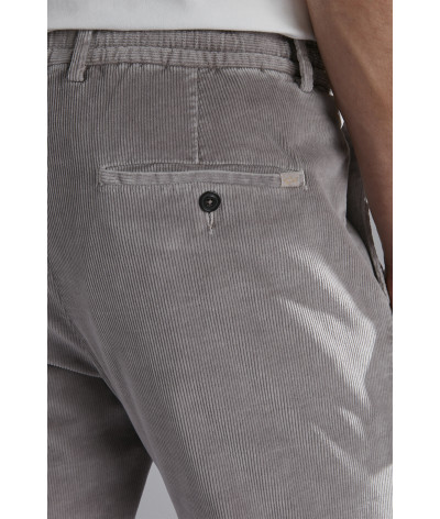 14314020-667
  Paul &amp; Shark
   Gris
  Pantalon
  74 % coton, 24 % modal, 2 % élasthanne - Doublure des poches : 65 % polyest