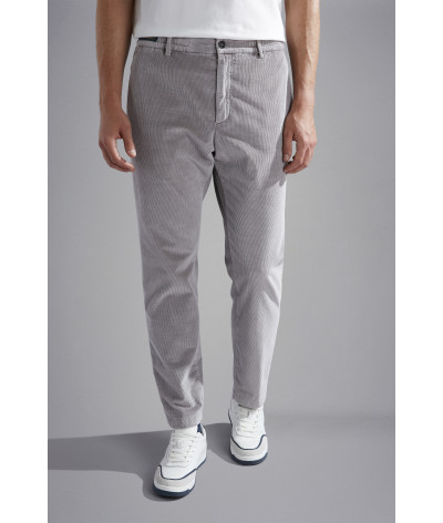 14314020-667
  Paul &amp; Shark
   Gris
  Pantalon
  74 % coton, 24 % modal, 2 % élasthanne - Doublure des poches : 65 % polyest